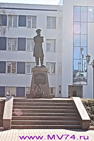 Памятник А.Умнову, основателю Ашинского металлургического завода